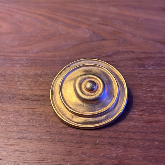 Granny core gold circular brooch, vintage. Mob wife, classic, 90s. - Picture 1 of 3